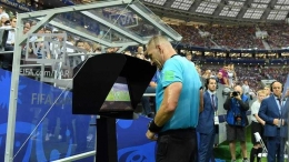 wasit Hernan Maidana melihat VAR sebelum berikan penalti kepada Prancis/ foto: fifa.com