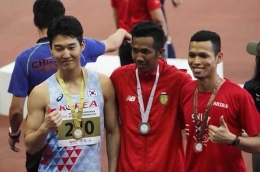 Rizky Ghusyafa Pratama (tengah) menyabet medali di Singapura Terbuka (sumber: dokumentasi Rizky Ghusyafa Pratama)