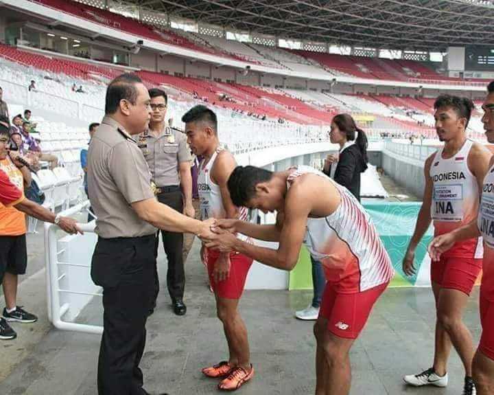Lalu Muhammad Zohri Jabat Tangan Chef de Mission, Komjen Pol Drs Syafruddin MSi, pada Test Event Asian Games 10 - 24 Februari 2018 lalu di Stadion Utama Gelora Bung Karno, Jakarta. -dokpri
