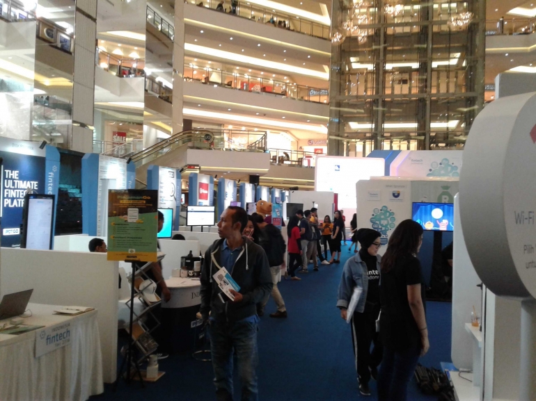 pengunjung melihat-lihat stan di fintech fair 2018 (sumber: dokumentasi adica)