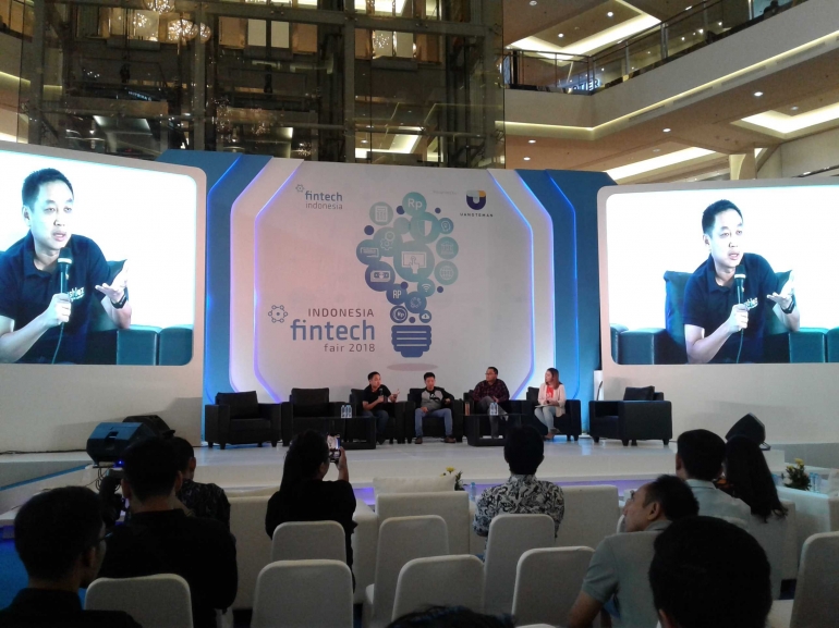 seminar singkat di fintech fair 2018 (sumber: dokumentasi adica)