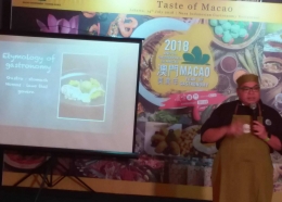 Chef Ragil tengah menjelaskan tentang sejarah Macao mengapa ditetapkan sebagai pusat glastronomi. Foto | Dokpri