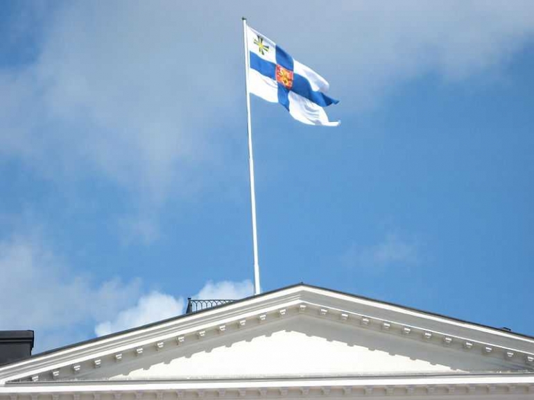 Bendera kepresidenan Finlandia di Istana Presiden. Foto oleh Kaihsu Tai (www.wikizero.com)