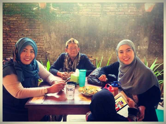 Kang Bugi bersama pengurus baru Komunitas Kompasianer Makassar Tawwa: Kak Abby & kak Atik (Dokumentasi Vlomaya)