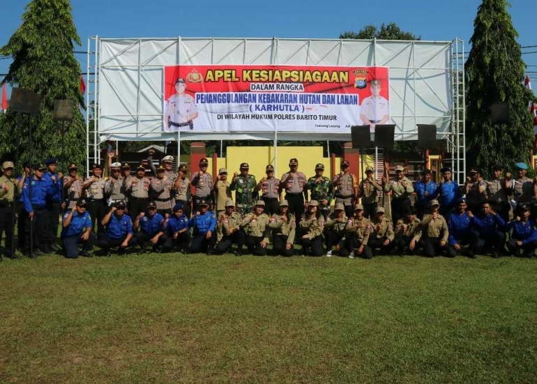 Foto  bersama  apel gabung tim gabungan Karhutla Bartim