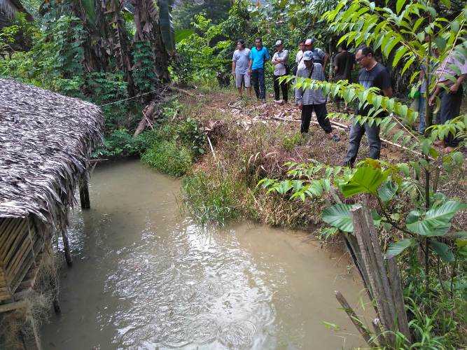 Peserta ketika melakukan praktek budidaya ikan air tawar dan air payau. Foto dok. A. Samad, Yayasan Palung