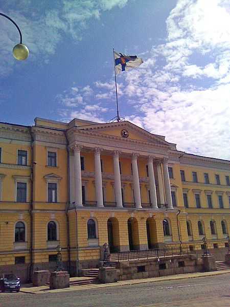 Bendera Negara Finlandia dikibarkan di kantor senat. Foto oleh Kaihsu Tai (www.flagandmapcity.com)