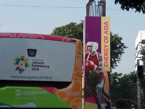 Bus transjakarta dan tiang beton di kawasan Senayan, Jakarta, dimanfaatkan untuk mempromosikan Asian Games 2018/dokpri