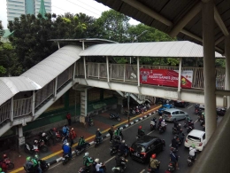 Banner promosi di jembatan penyebrangan di Palmerah, Jakarta/dokpri