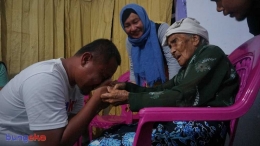 Sebelum berpamitan saya mencium tangan Nenek Na dengan takzim. FOTO: Rifqy Faiza Rahman
