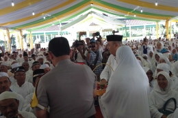 Walikota Medan Drs T Dzulmi Eldin sedang menepung tawari calon jemaah haji.Dok.Pribadi
