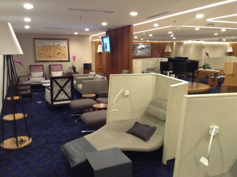 Kursi untuk bersantai di First Class Lounge