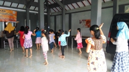 Proses pelatihan tari anak-anak Desa Gunungjati