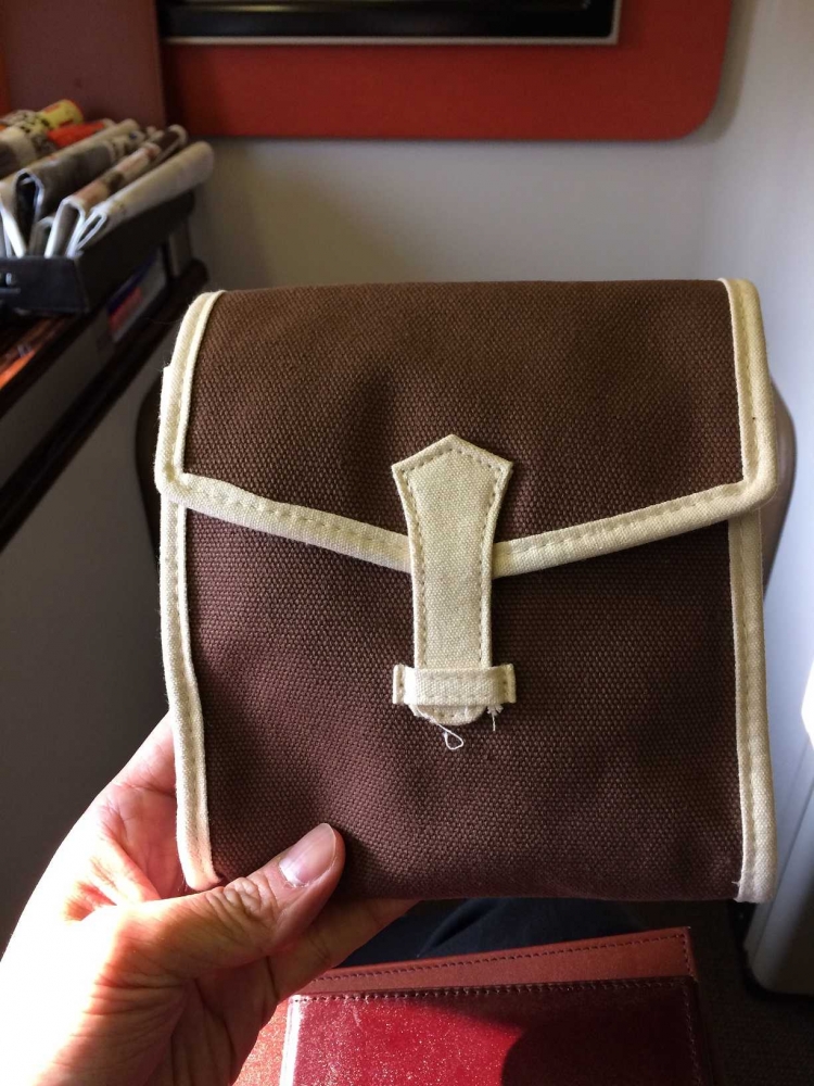 Tas amenity kit untuk penumpang first class