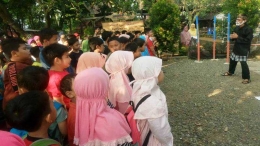 Ki Lengser menyambut anak-anak masuk sekolah (foto by widikurniawan)