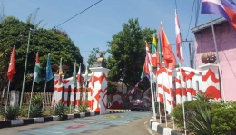 Gapura Kampung Asian Games Pucangsawit dengan bendera negara-negara peserta Asian Games 2018 (dok. pri).