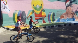 Petra dan Hafiz bermain sepeda di Kampung Asian Games Pucangsawit pada Sabtu (14/7/2018) siang (dok. pri).