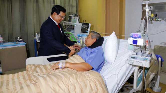 Prabowo menjenguk SBY. (Instagram Ani Yudhoyono)