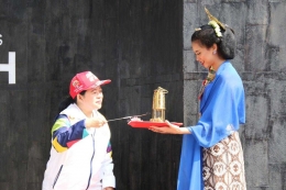 Puan Maharani menyulut apai Mrapen ke sebuah wadah yang dibawa salah satu Putri Indonesia. Foto Heriza