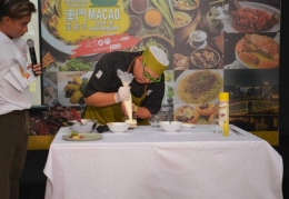 Chef Ragil membuat hidangan penutup mulut Seradurra | Sumber: Kompasiana