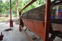 Alat pengayak di rumah kompos PDU Jambangan