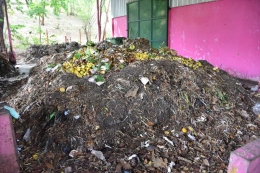 Tumpukan sampah organik di rumah kompos PDU Jambangan.