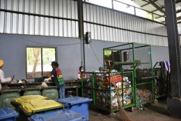 Proses pemilahan sampah anorganik di PDU Jambangan.