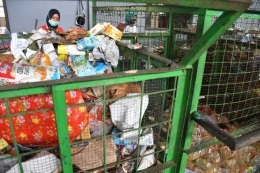 Pemilahan sampah bungkus makanan (kiri) dan sampah botol plastik (kanan).