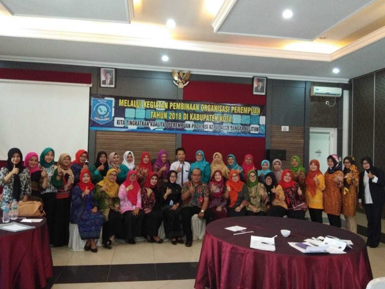 Peserta pembinaan organisasi perempuan di kabupaten Bangka foto bersama (dokpri)