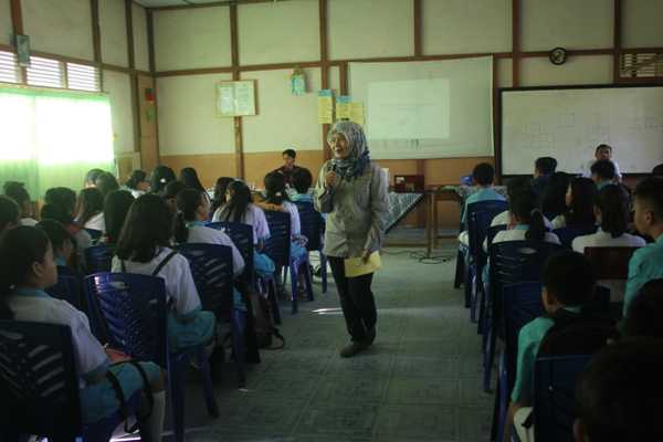 Saat diskusi pada lecture tentang lingkungan hidup dengan siswa-siswi di SMP St. Augustinus Ketapang. Foto dok. Yayasan Palung