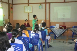 Saat penyampaian materi pada lecture tentang lingkungan hidup, mengajak siswa-siswi di SMP St. Augustinus Ketapang untuk cinta lingkugan. Foto dok. Yayasan Palung 