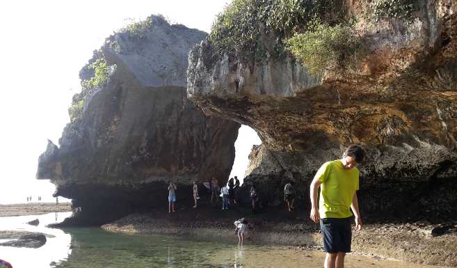 Batu-batu di pinggir pantai (Dok pribadi)