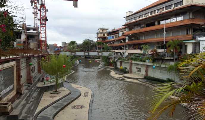 Taman di depan Pasar Kumbasari di siang hari (Dok pribadi}