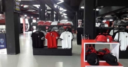 Toko merchandise resmi menyatu dengan stadion (Dok pribadi)