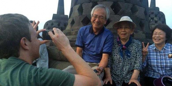 Mark 'FB' Zuckerberg, salah satu orang terkaya di dunia pun tersihir pesona Candi Borobudur (tekno.kompas.com)