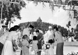 Tahun 1950, PM India Jawaharlal Nehru mengunjungi Borobudur dan disambut Presiden pertama Indonesia, Soekarno (seasiapasts.com)