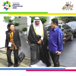 Presiden Dewan Olimpiade Asia (OCA), Sheikh Ahmad Al Fahad Al Sabah (tengah) bersama dengan Ketua INASGOC, Erick Thohir (kanan). Sheikh Ahmad mengapresiasi upaya yang dilakukan Indonesia untuk memastikan kesiapan Asian Games 2018. | Sumber : tribunnews.com (diolah dan disajikan kembali dalam bentuk infografis)