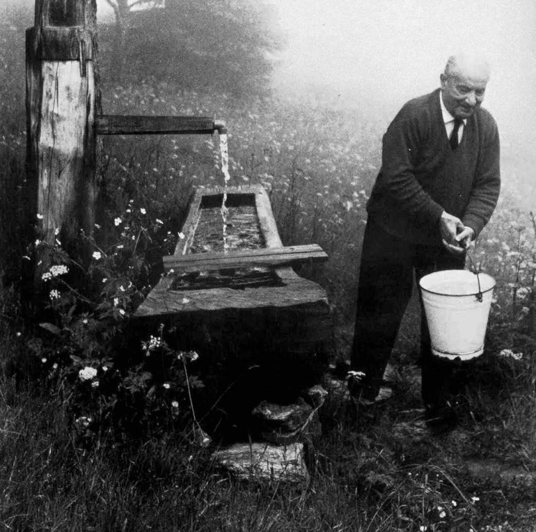 heidegger-ambil-air-prof-apollo-5b51a682677ffb54bf4bddb6.jpg