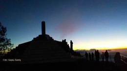 Monumen dan tugu di puncak Gunung Kelimutu saat detik-detik matahari terbit. (Foto: Gapey Sandy)