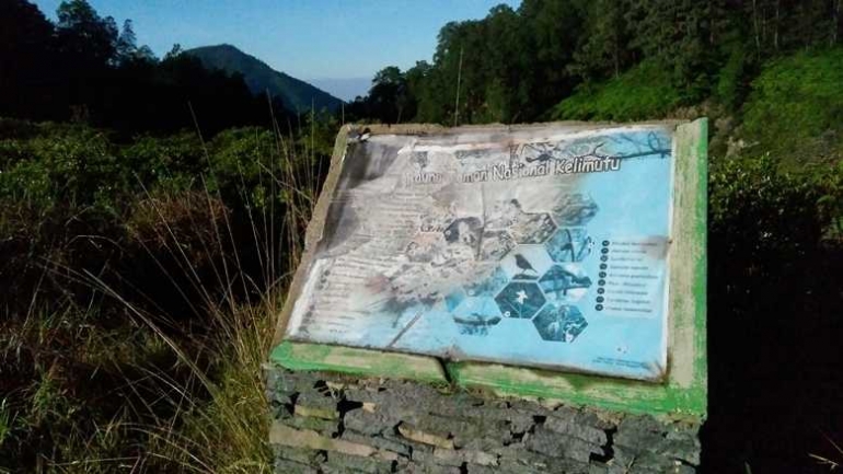 Media informasi publik tentang flora dan fauna di TN Kelimutu yang rusak lembaran informasinya. (Foto: Gapey Sandy)