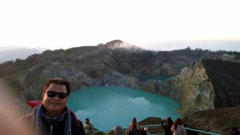 Di puncak Gunung Kelimutu menyaksikan matahari terbit dan pesona tiga danau. (Foto: Gapey Sandy)