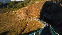 Jalur pendakian menuju puncak Gunung Kelimutu dengan pagar besi pengaman di sisi kiri kanan jalan. (Foto: Gapey Sandy)