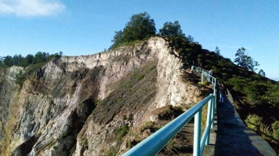 Pagar besi pengaman dan bibir kawah di Tiwu Ata Polo atau danau yang dipercaya sebagai tempat arwah para orang jahat. (Foto: Gapey Sandy)