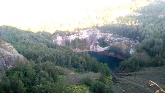 Penampakan Tiwu Ata Mbupu atau danau yang dipercaya sebagai tempat arwah para orang tua. Air danaunya kebiruan. (Foto: Gapey Sandy)