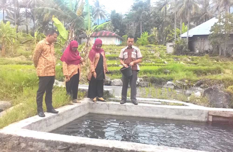 KOLAM penuh ikan di sekitar pabrik tahu Hafes saat dikunjungi tim LKKS Sumbar dipimpin Hj. Indarefis. (DOK. PRIBADI)