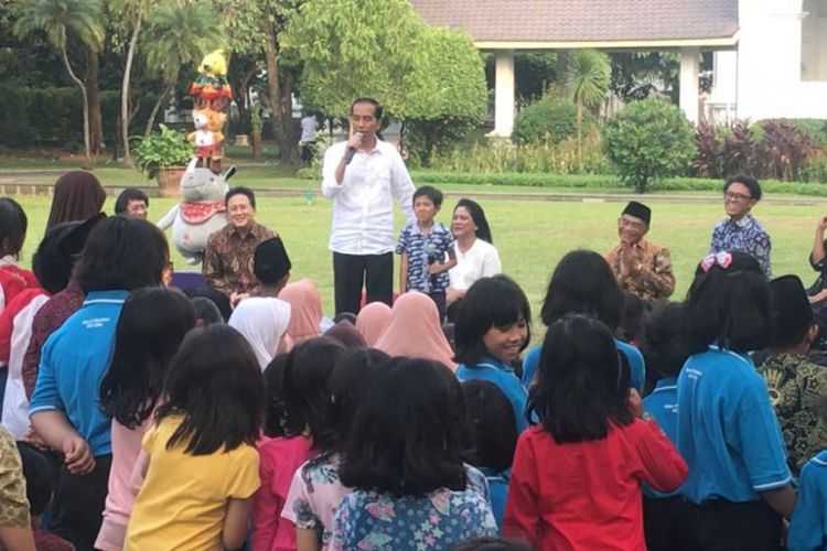 Presiden Joko Widodo saat membagi-bagikan sepeda dan boneka Asian Games 2018 kepada 300-an anak-anak di halaman tengah Istana Presiden, Jakarta, Jumat (20/7/2018).