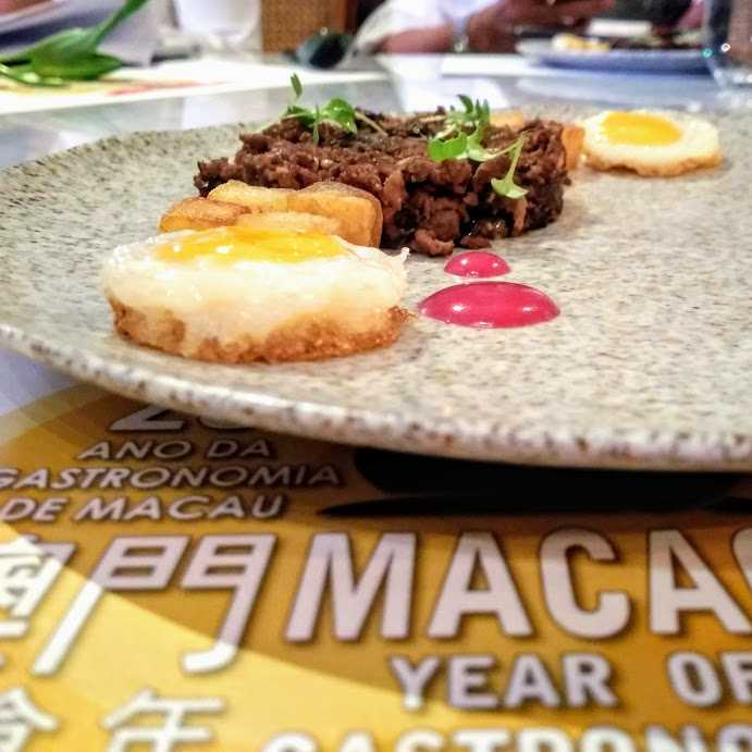 Cincangan daging lembut, dilengkapi telur dengan kuningnya yang cerah dan saos pink menambah selera. Itulah minchi, Taste of Macao. .... | Foto: Rifki Feriandi