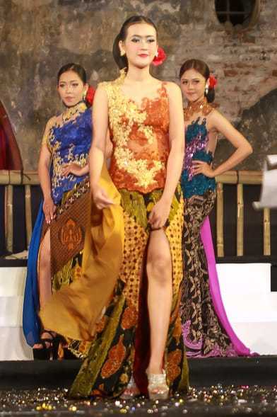 Batik khas Ngawi di tampilkan model di festival