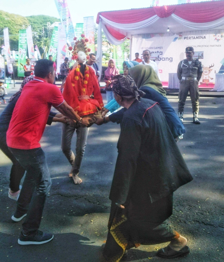 Permainan Jaelangkung Nyai Puthut di acara Pawai Obor Asian Games 2018 di Balaikota Malang (dok.pribadi)