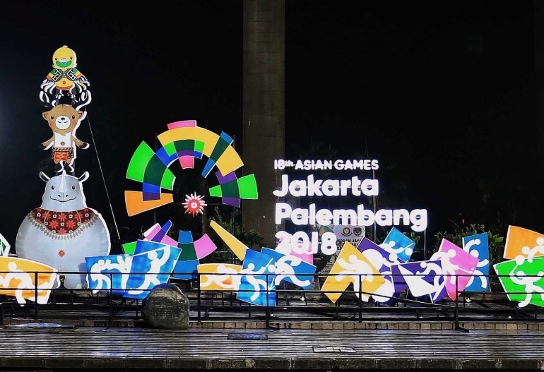 Logo dan maskot Asian Games mudah ditemukan di berbagai lokasi di Jakarta. Foto: KOMPAS.
